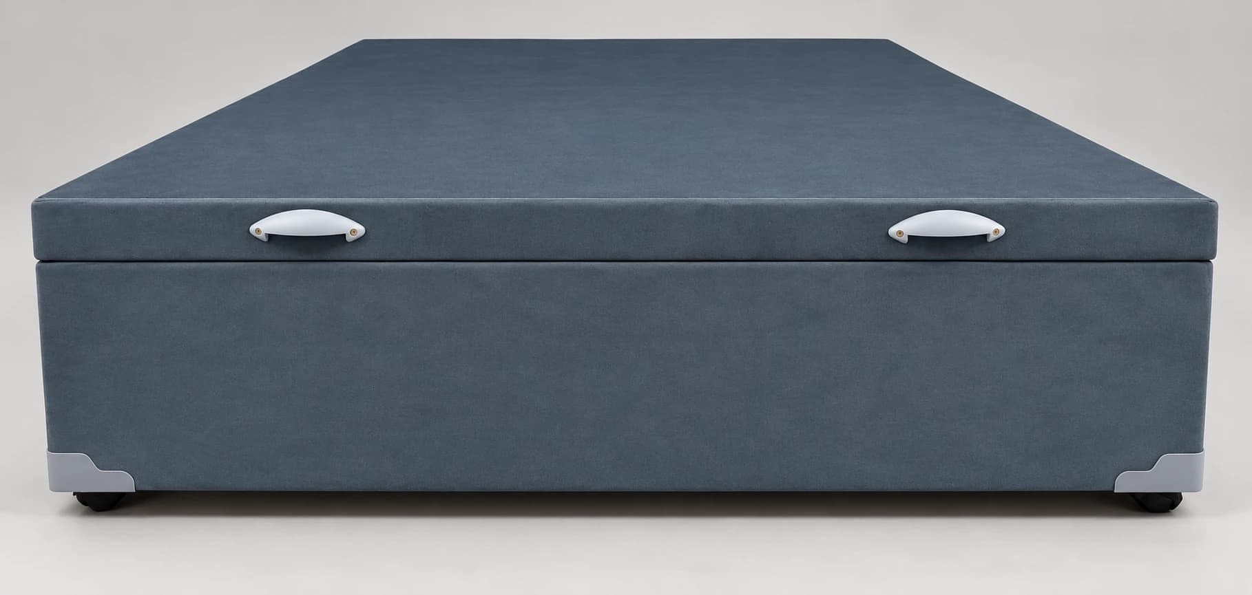 Box baú Casal fechado, 138 × 188 cm. Colchão não incluso.